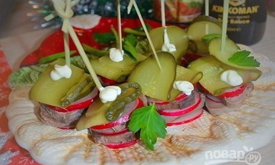 Рецепт канапе из языка, редиса и маринованных огурцов