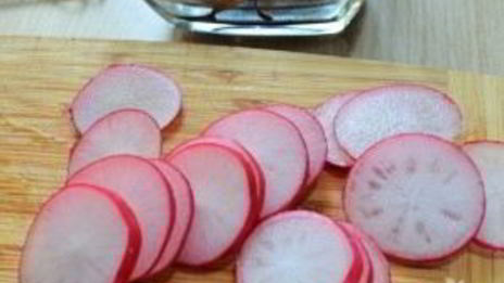 канапе из языка, редиса и маринованных огурцов