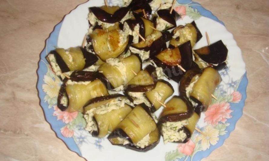 Рецепт канапе рулетики из баклажанов с сыром и чесноком