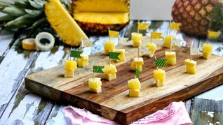 Канапе с ананасом и сыром