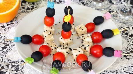 канапе с брынзой и помидорами черри