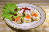 Канапе с домашним крем-сыром, слабосоленой семгой и вялеными помидорами