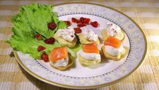 Канапе с домашним крем-сыром, слабосоленой семгой и вялеными помидорами