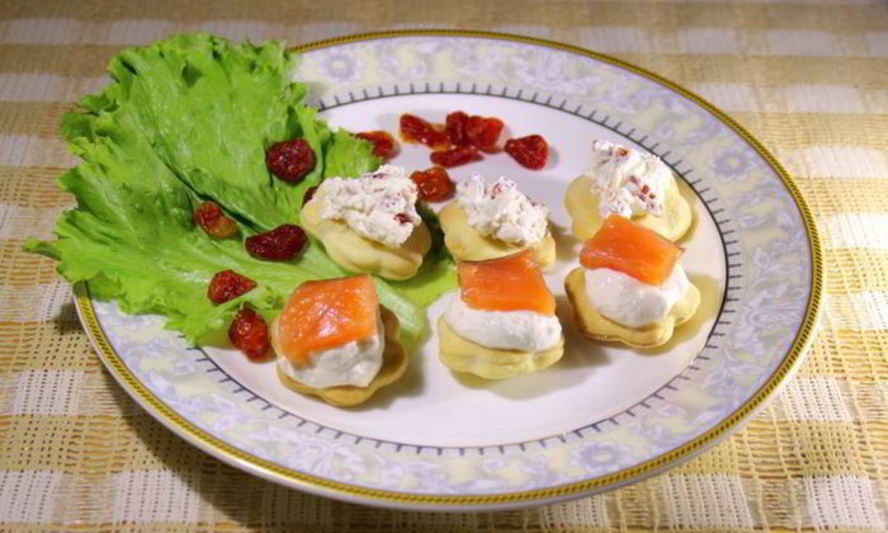 Рецепт канапе с домашним крем-сыром, слабосоленой семгой и вялеными помидорами