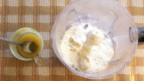 канапе с домашним крем-сыром, слабосоленой семгой и вялеными помидорами