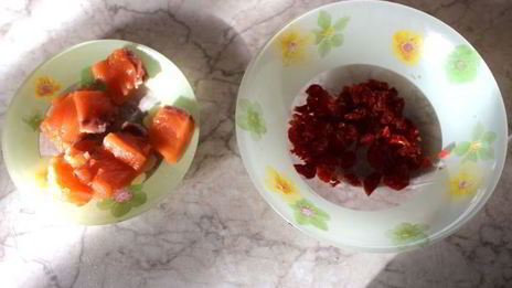 канапе с домашним крем-сыром, слабосоленой семгой и вялеными помидорами