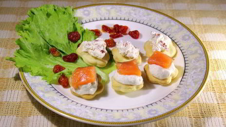 канапе с домашним крем-сыром, слабосоленой семгой и вялеными помидорами