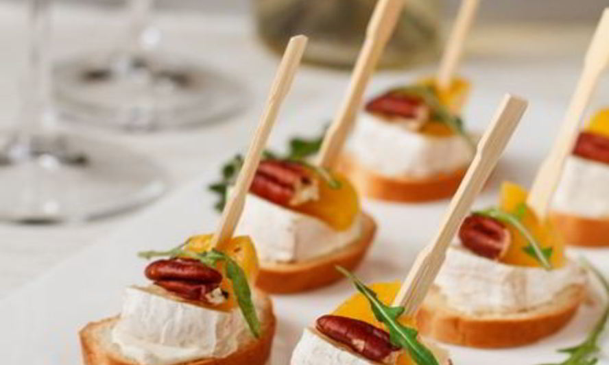 Рецепт канапе с камамбером и персиком