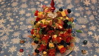 Канапе с колбасой и сыром