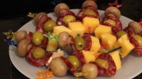 канапе с колбасой и сыром