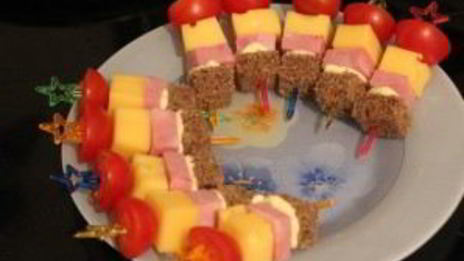 канапе с колбасой и сыром