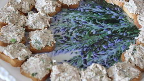 канапе с консервированным тунцом и чесночным майонезом