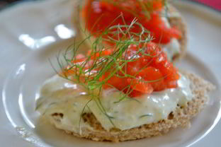 Канапе с копченой семгой и с хреновым кремом