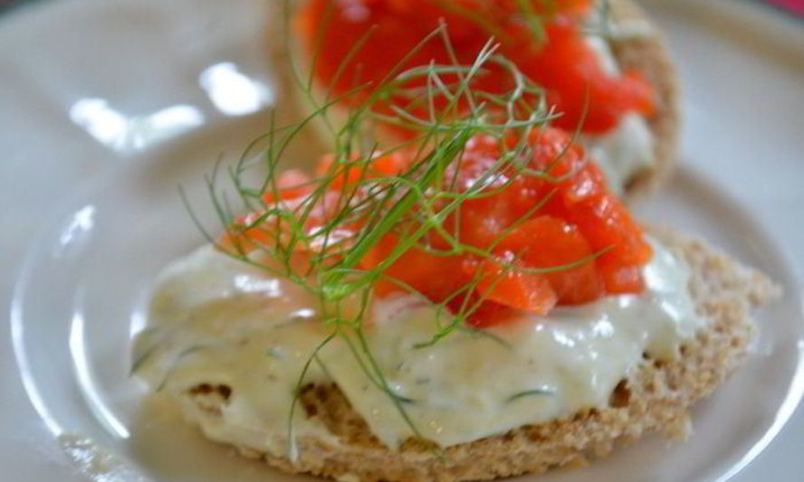 Рецепт канапе с копченой семгой и с хреновым кремом