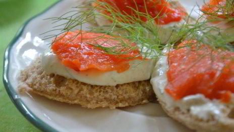 канапе с копченой семгой и с хреновым кремом