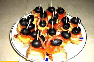 Канапе с красной рыбой и сыром на шпажках