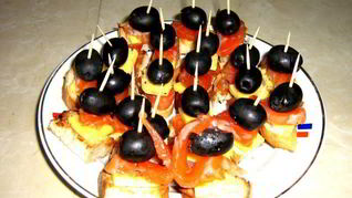 Канапе с красной рыбой и сыром на шпажках