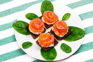 Канапе с красной рыбой Розочки