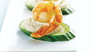 Канапе с креветками и огурцом