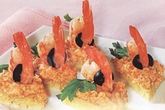 Канапе с креветками на шпажках