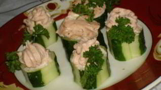 Канапе с лососем на огурцах