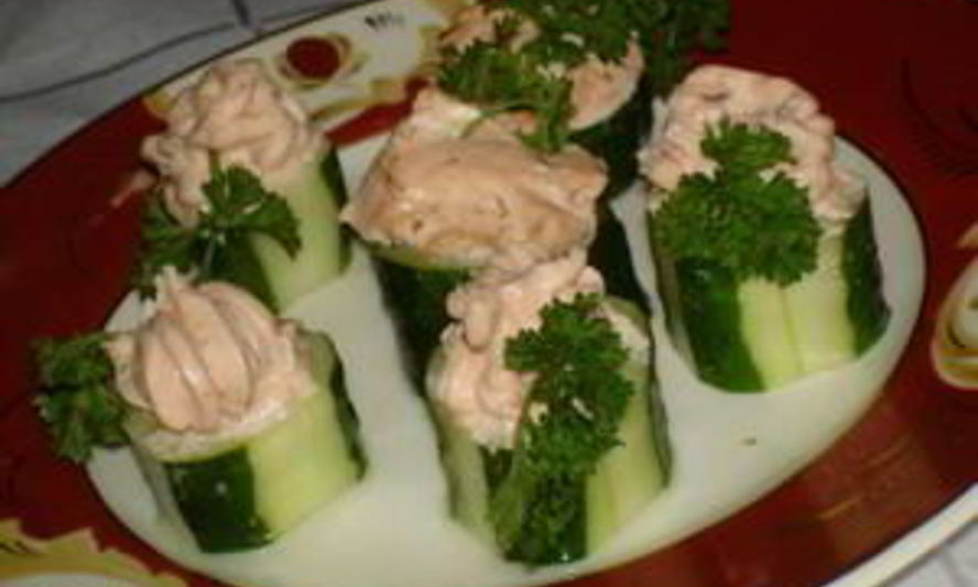 Рецепт канапе с лососем на огурцах