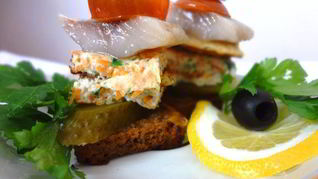 Канапе с морковными блинчиками