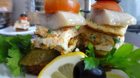 канапе с морковными блинчиками