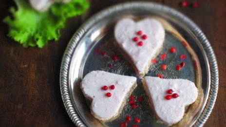 канапе с муссом из ветчины и рикотты