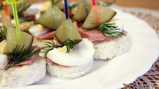 Канапе с паштетом и яйцом