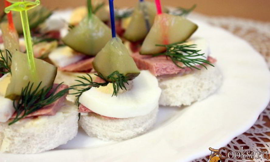 Рецепт канапе с паштетом и яйцом