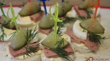 канапе с паштетом и яйцом