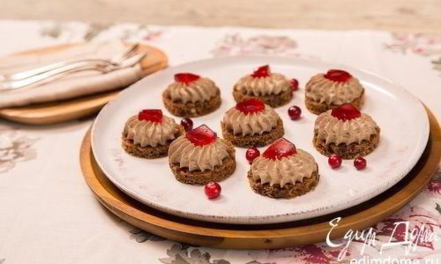 Рецепт канапе с паштетом из куриной печени и клюквенным соусом