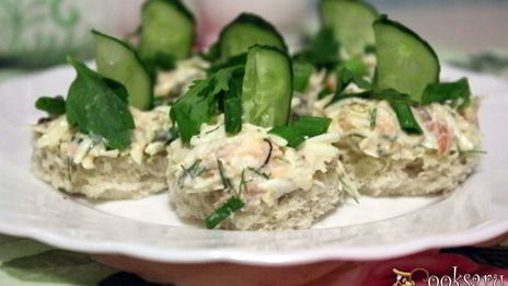 канапе с плавленным сырком и форелью