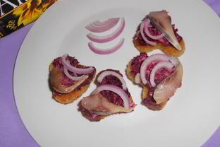 Канапе с сельдью и свеклой