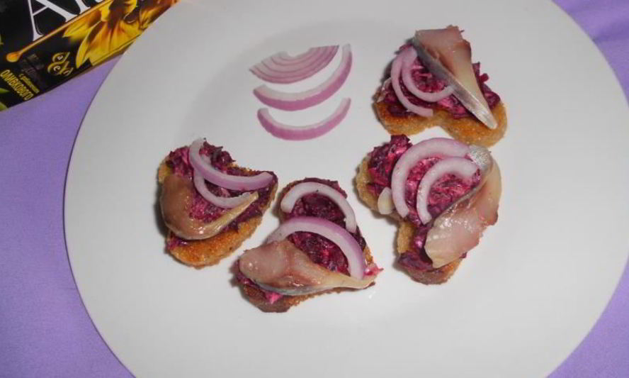 Рецепт канапе с сельдью и свеклой