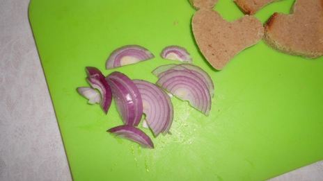 канапе с сельдью и свеклой