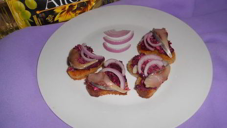 канапе с сельдью и свеклой