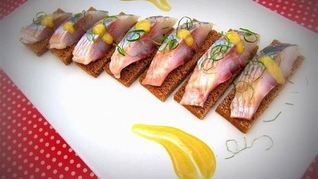 Канапе с сельдью под горчично-медовым соусом