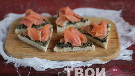 канапе с семгой и паштетом из оливок и маслин