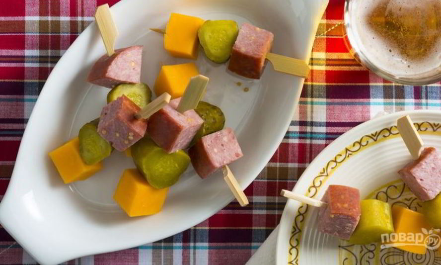 Рецепт канапе с сыром и колбаской