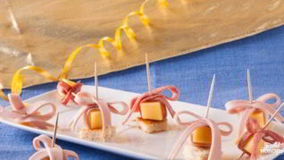 Канапе с сыром и колбасой