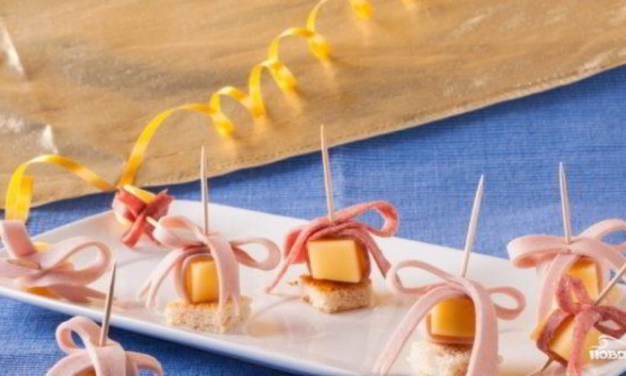 Рецепт канапе с сыром и колбасой