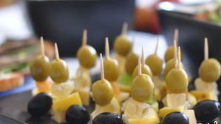 Канапе с сыром и оливками