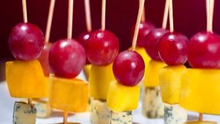 Канапе с виноградом