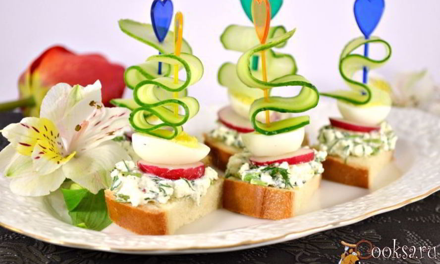 Рецепт канапе со свежим огурцом, перепелиными яйцами и адыгейским сыром