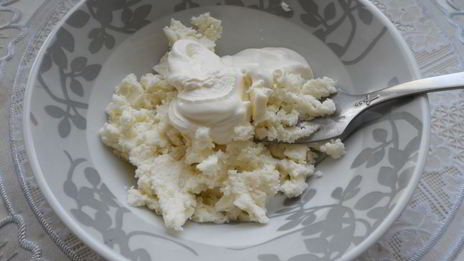 канапе со свежим огурцом, перепелиными яйцами и адыгейским сыром