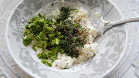 канапе со свежим огурцом, перепелиными яйцами и адыгейским сыром