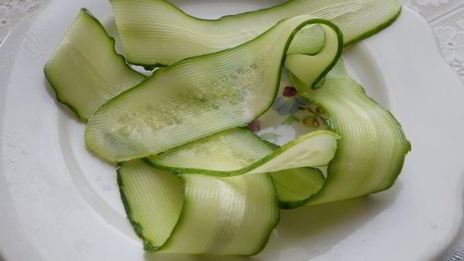 канапе со свежим огурцом, перепелиными яйцами и адыгейским сыром