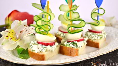 канапе со свежим огурцом, перепелиными яйцами и адыгейским сыром